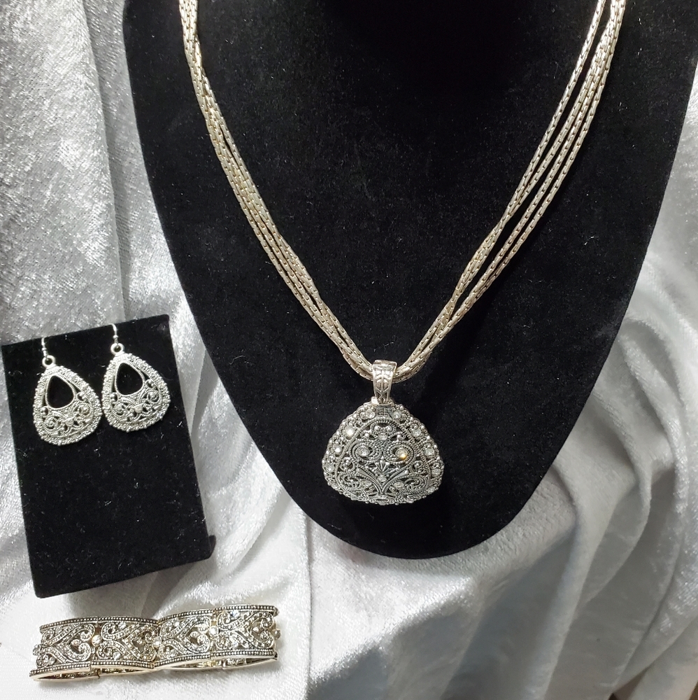 Necklace earrings and bracelet